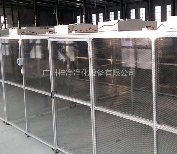 潔凈棚采用工業(yè)鋁材（或不銹鋼方通、鐵方通噴塑）作為框架，風(fēng)機(jī)濾網(wǎng)機(jī)組（FFU）送風(fēng)，四周懸掛防靜電垂簾（或鋼化玻璃），其內(nèi)部?jī)艋?jí)別可達(dá)到100-10000級(jí)。