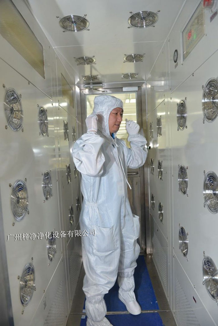 風淋室不僅可以為工作人員提供清潔的空氣環境，還可以對物料進行凈化處理。