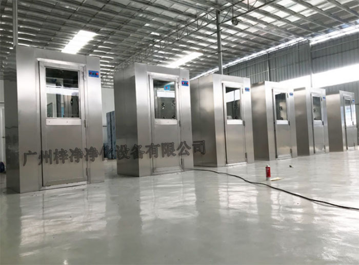 全不銹風淋室采用全不銹鋼材質制造，具有良好的耐腐蝕性、耐高溫性和耐磨損性。
