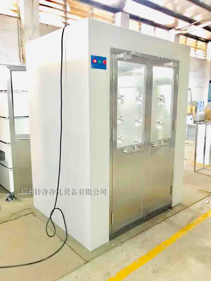 烤漆風淋室采用冷軋鋼板作為基材，表面經過烤漆處理。
