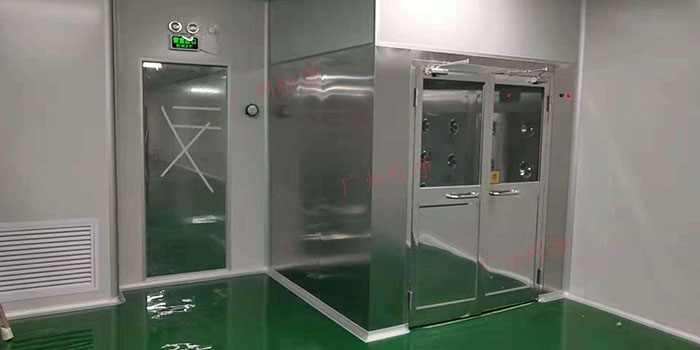 風(fēng)淋室能夠?qū)M入潔凈室的人員或物品進行高效的風(fēng)淋，以去除表面塵埃和微生物，確保潔凈室的環(huán)境質(zhì)量。