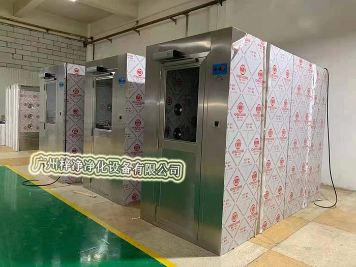 風(fēng)淋室通過(guò)高速氣流將塵埃吹離工作人員的衣物和頭發(fā)，有效降低了進(jìn)入潔凈室內(nèi)的塵埃量，從而維護(hù)了潔凈室內(nèi)的空氣質(zhì)量。