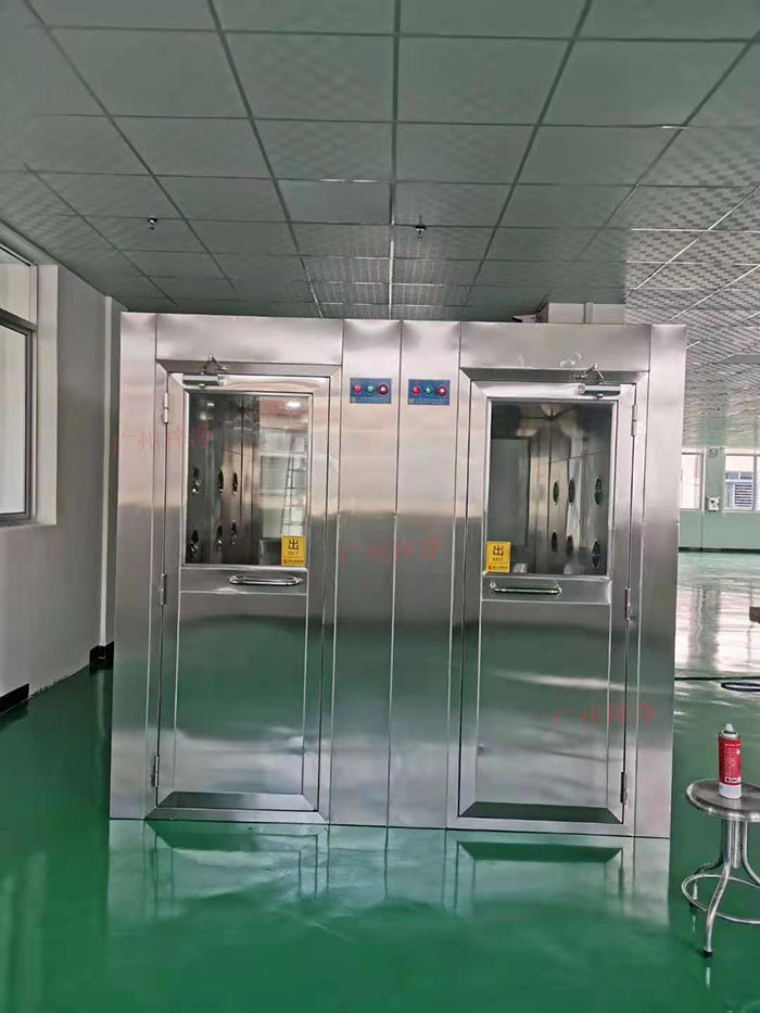 風淋室主要功能是確保工作人員在進入潔凈區前，通過吹淋去除身上的塵埃和微粒。