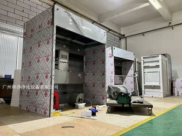 負壓稱稱量罩通過創造一個低氣壓的環境，防止生產過程中的粉塵、揮發物等有害物質逸散到外界環境中，同時確保稱量結果的準確性。