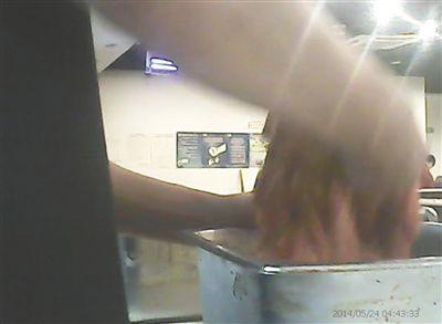 在開餐前，烤肉店一名員工正徒手攪拌肉片。
